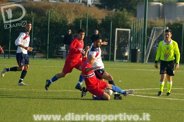Daniele Ghisu contrastato in scivolata da Carlo Diana  